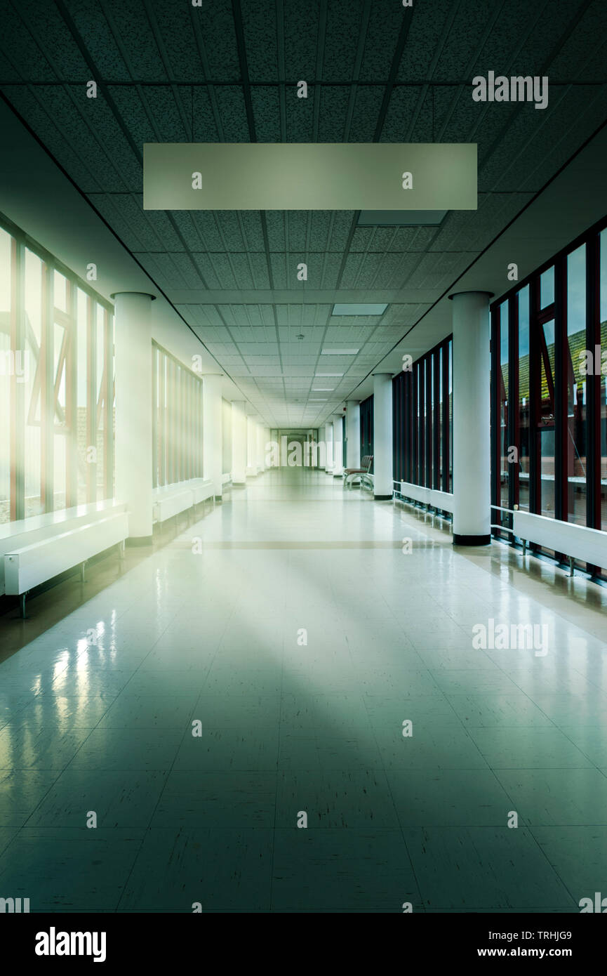 Leere Krankenhaus Flur mit generischen leer Beschilderung. Princess Royal Hospital, Haywards Heath, Sussex, England, Großbritannien Stockfoto