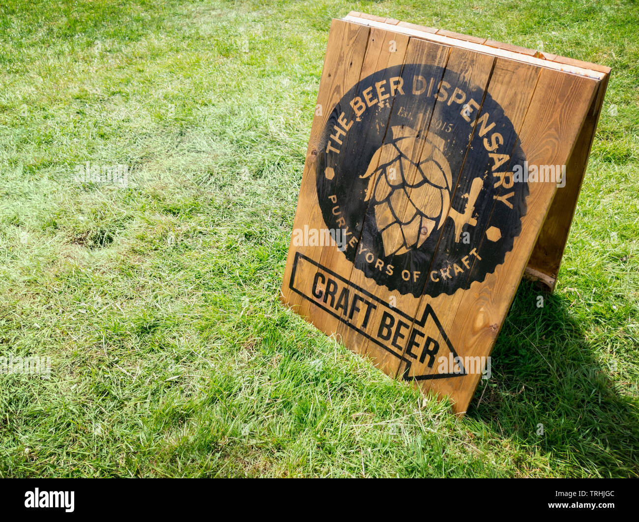 Handwerk Bier Schild/Beschilderung, das Bier Dispensary. Holz Handwerk Bier/Ale/IPA-Zeichen auf Gras Hintergrund, Edenbridge Essen & Trinken Festival, Kent, Großbritannien Stockfoto