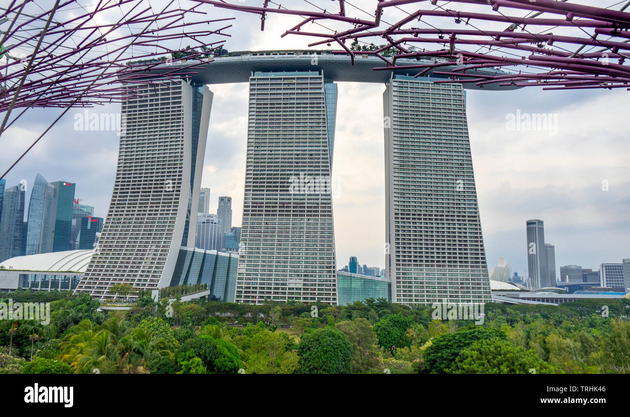 Marina Bay Sands Hotel und Resort mit Swimmingpool auf der Dachterrasse und Stahl gitterkonstruktion Supertreees an Gärten an der Bucht von Singapur Stockfoto