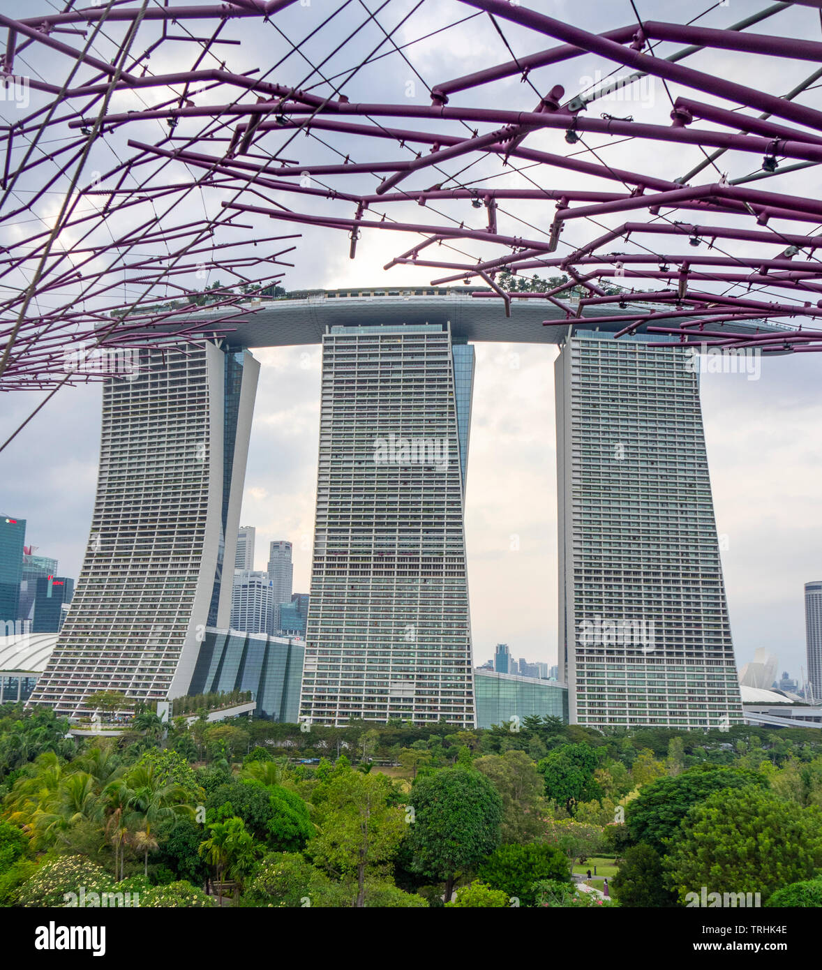 Marina Bay Sands Hotel und Resort mit Swimmingpool auf der Dachterrasse und Stahl gitterkonstruktion Supertreees an Gärten an der Bucht von Singapur Stockfoto