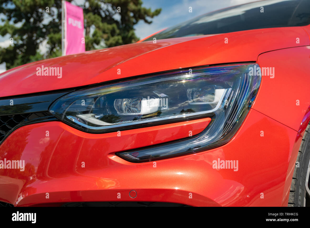 Wattrelos, Frankreich - Juni 02,2019: rot Renault Megane IV RS, Vorderansicht, Auto am Renault Wattrelos Martinoire Parkplatz ausgestellt. Stockfoto