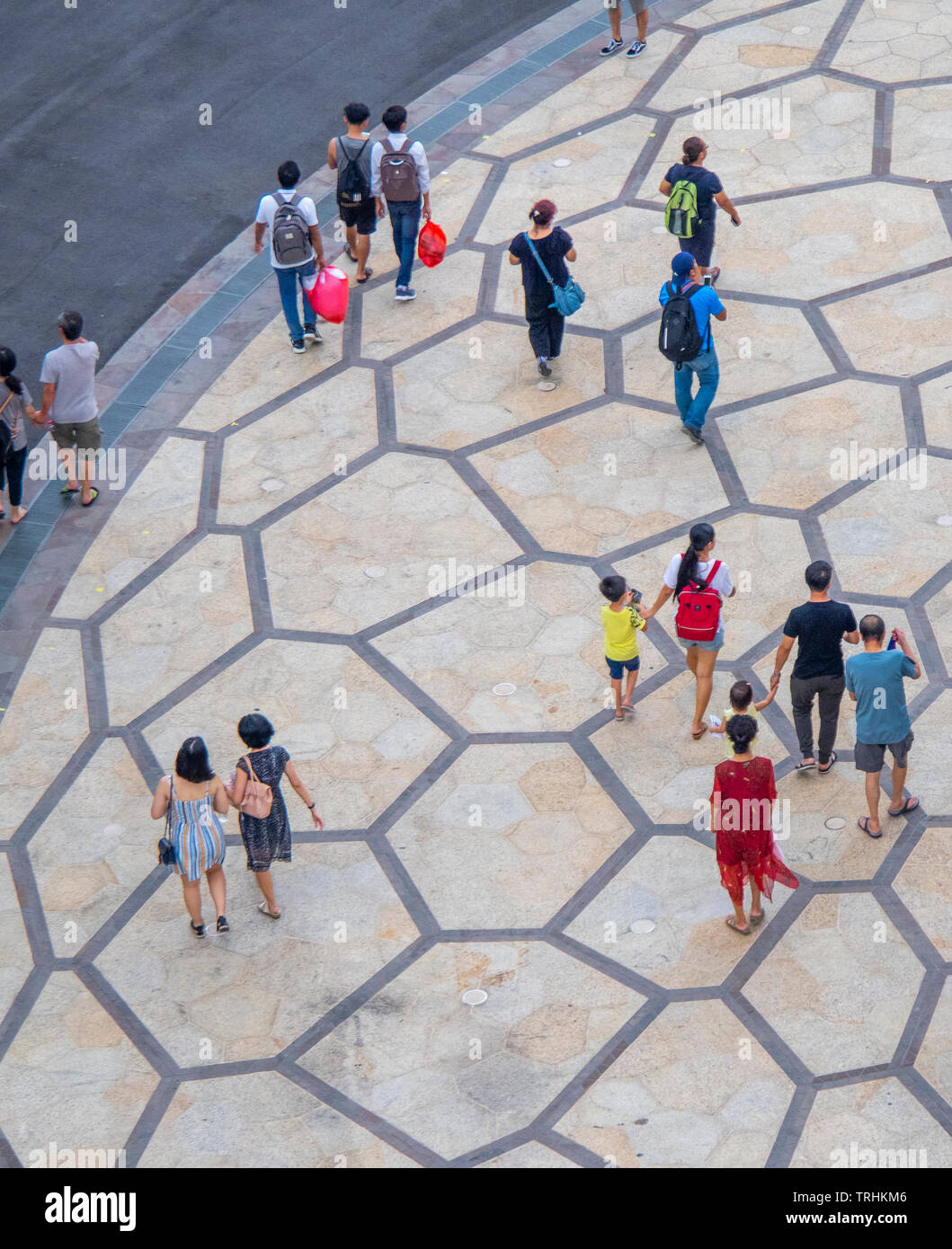 Menschen zu Fuß über Pflaster mit hexagonalen Muster an Gärten an der Bucht von Singapur. Stockfoto