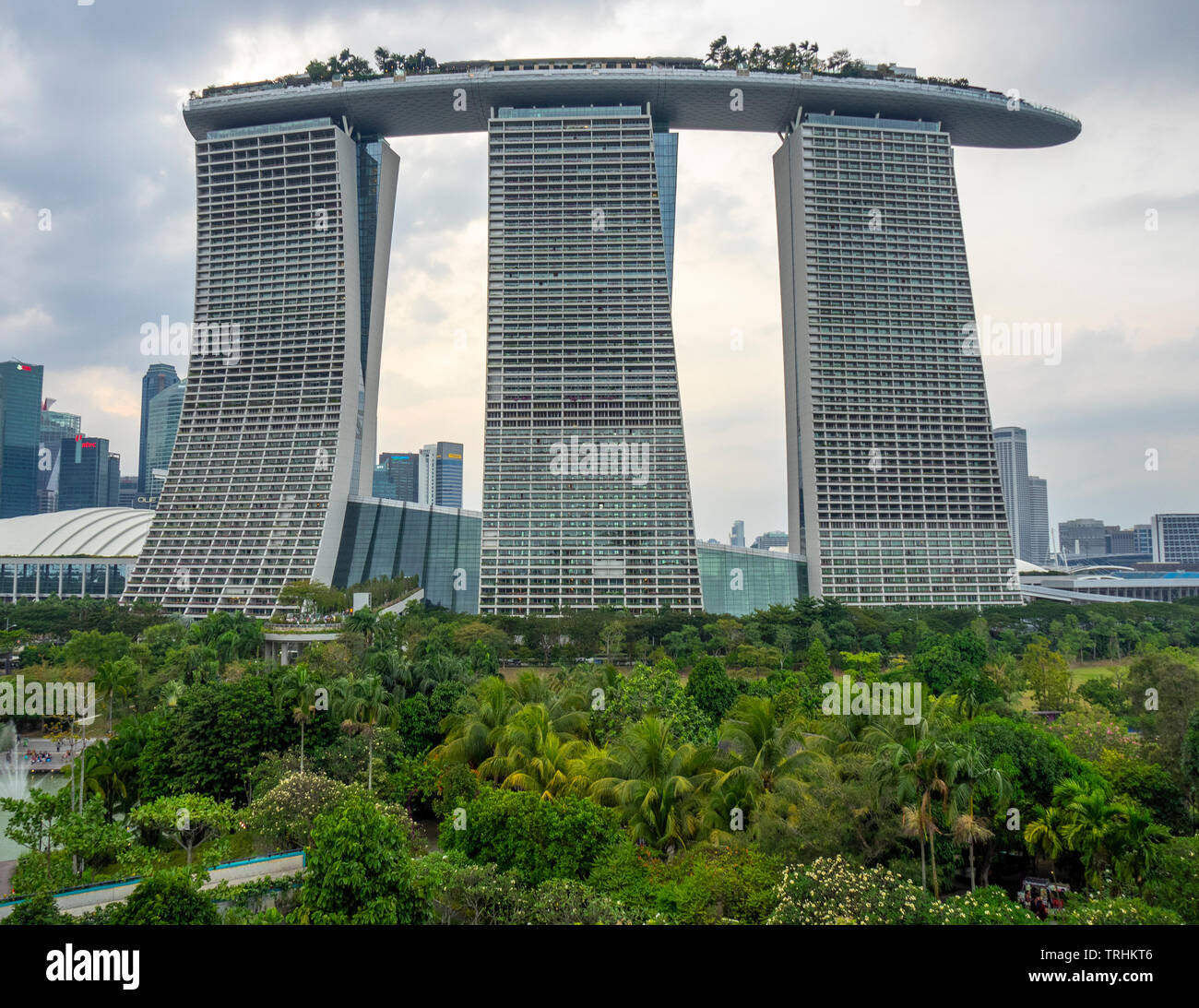 Marina Bay Sands Hotel und Resort mit Swimmingpool auf der Dachterrasse in der Gartenanlage an der Bucht von Singapur. Stockfoto