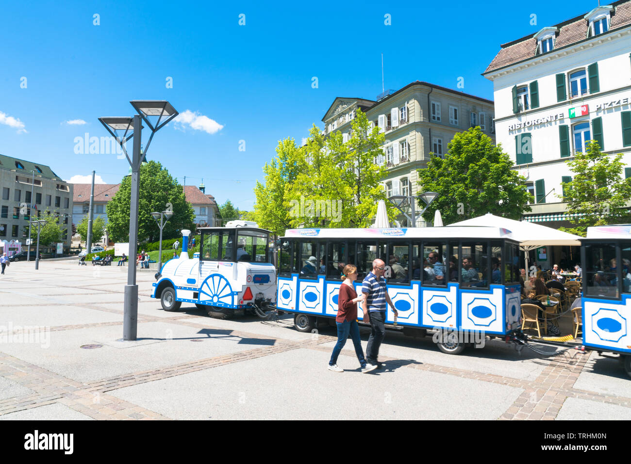 Fribourg, FR/Schweiz/30 Mai 2019: Die blauen und weißen Mini Zug fährt durch die Altstadt von Freiburg mit Touristen an Bord Stockfoto
