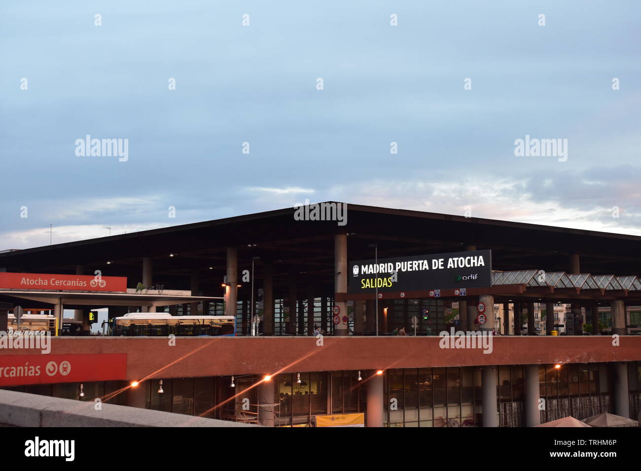 Blick nach draußen Abflüge Abschnitt an der Madrider Hauptbahnhof Stockfoto