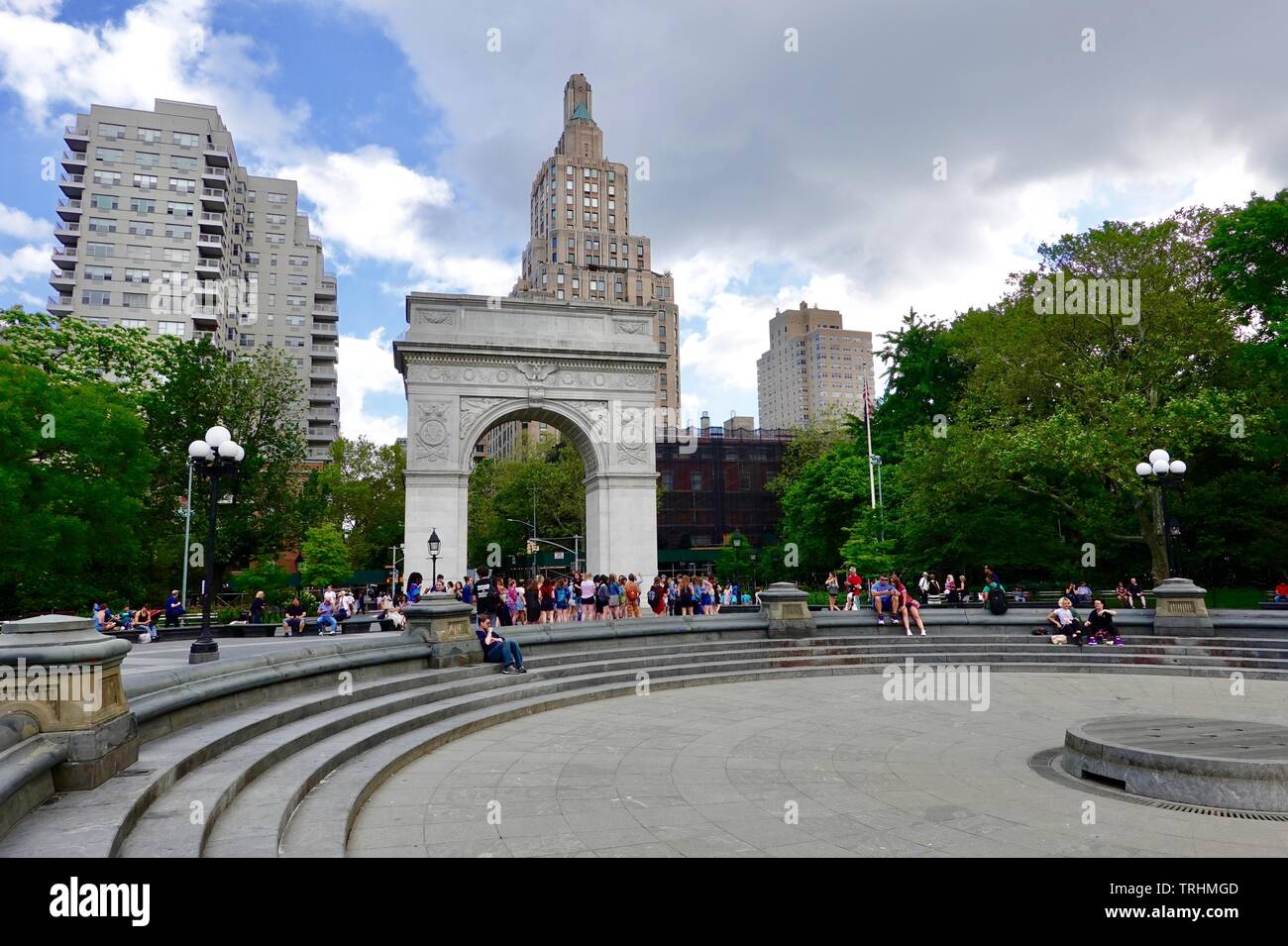 Gruppen von Menschen vor dem Bogen am Washington Square Park, Greenwich