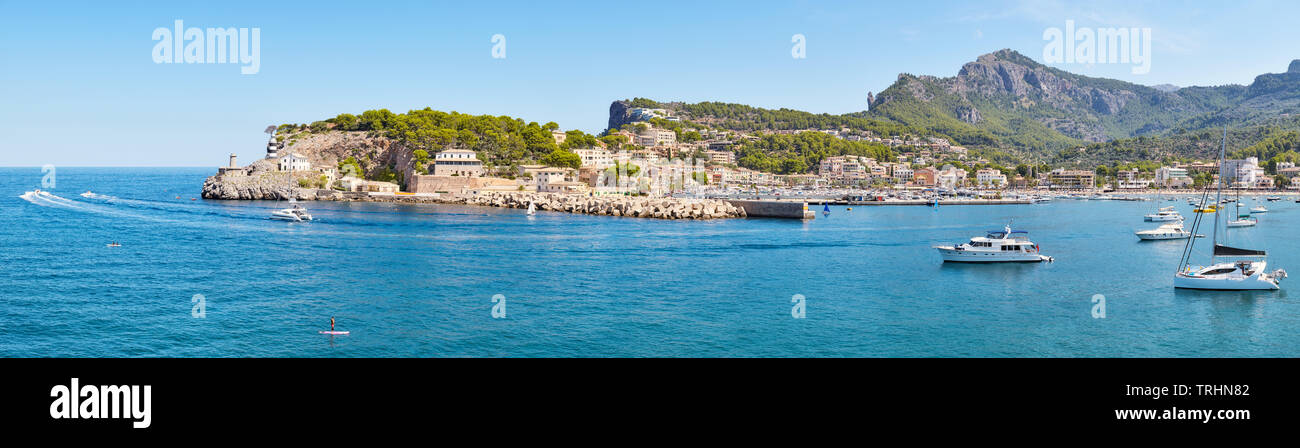 Hochauflösende Panorama von Port de Soller, malerischen kleinen Dorf am Fuße der Serra de Tramuntana, Mallorca, Spanien. Stockfoto