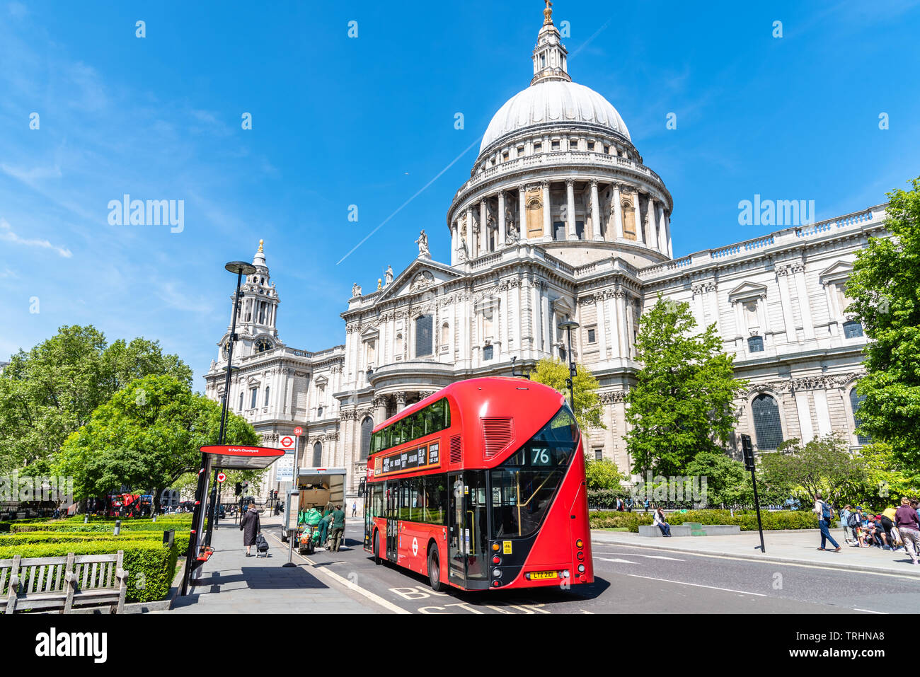 London, UK, 14. Mai 2019: Double Decker Bus in St. Paul Kathedrale einem sonnigen Himmel Stockfoto