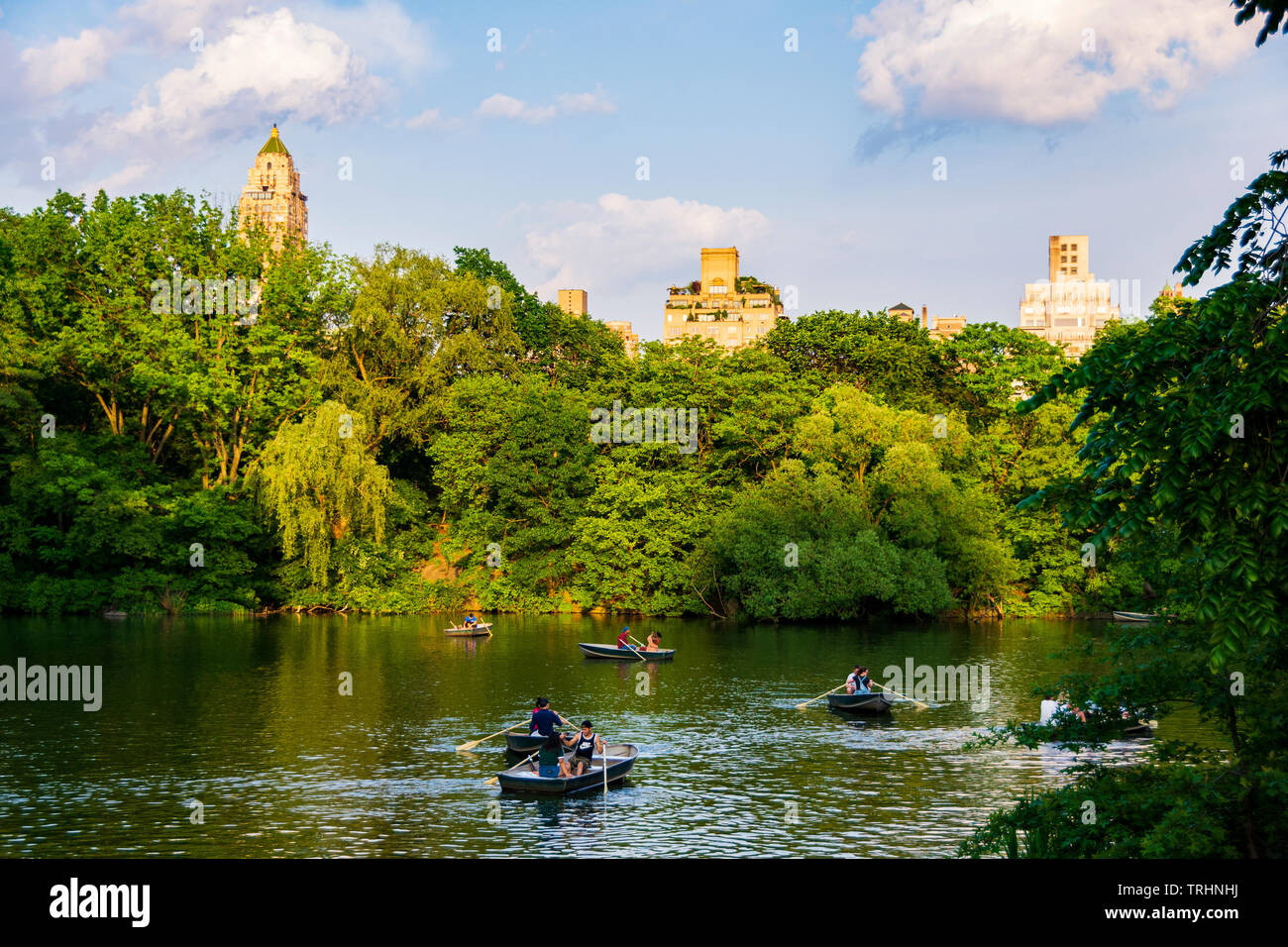 New York City, NY, Vereinigte Staaten - 31. Mai 2019: Menschen rudern Boote von Loeb Bootscharter auf dem See im Central Park. Stockfoto