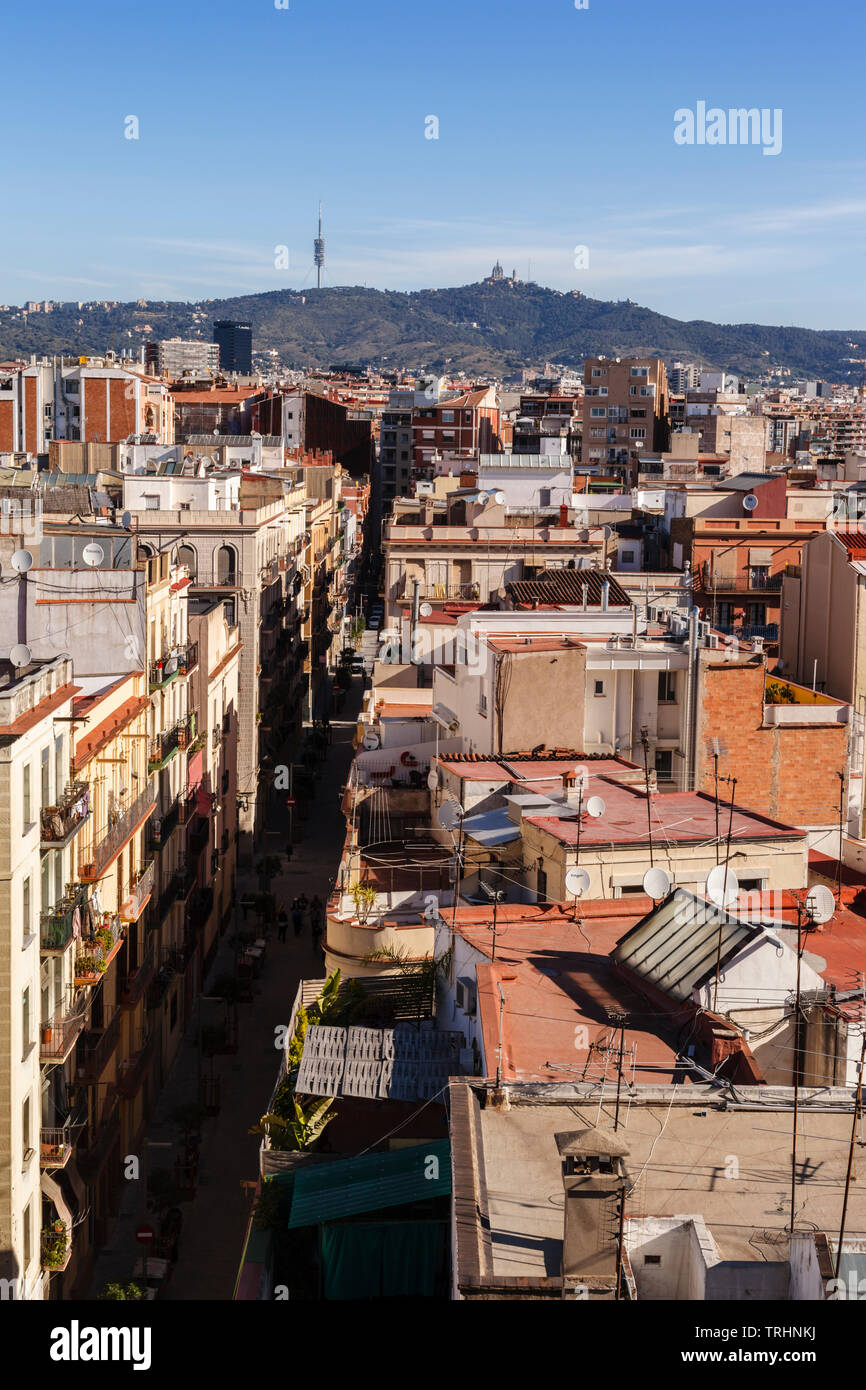 Dächer in Barcelona, mit dem Berg Tibidabo und den Tempel des Heiligen Herzens in der Ferne Stockfoto