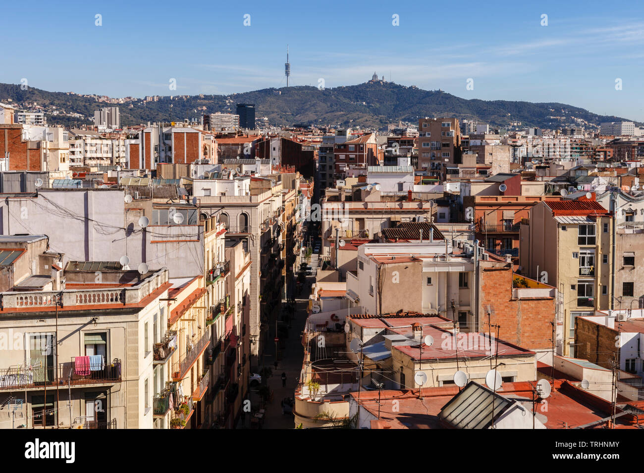 Dächer in Barcelona, mit dem Berg Tibidabo und den Tempel des Heiligen Herzens in der Ferne Stockfoto