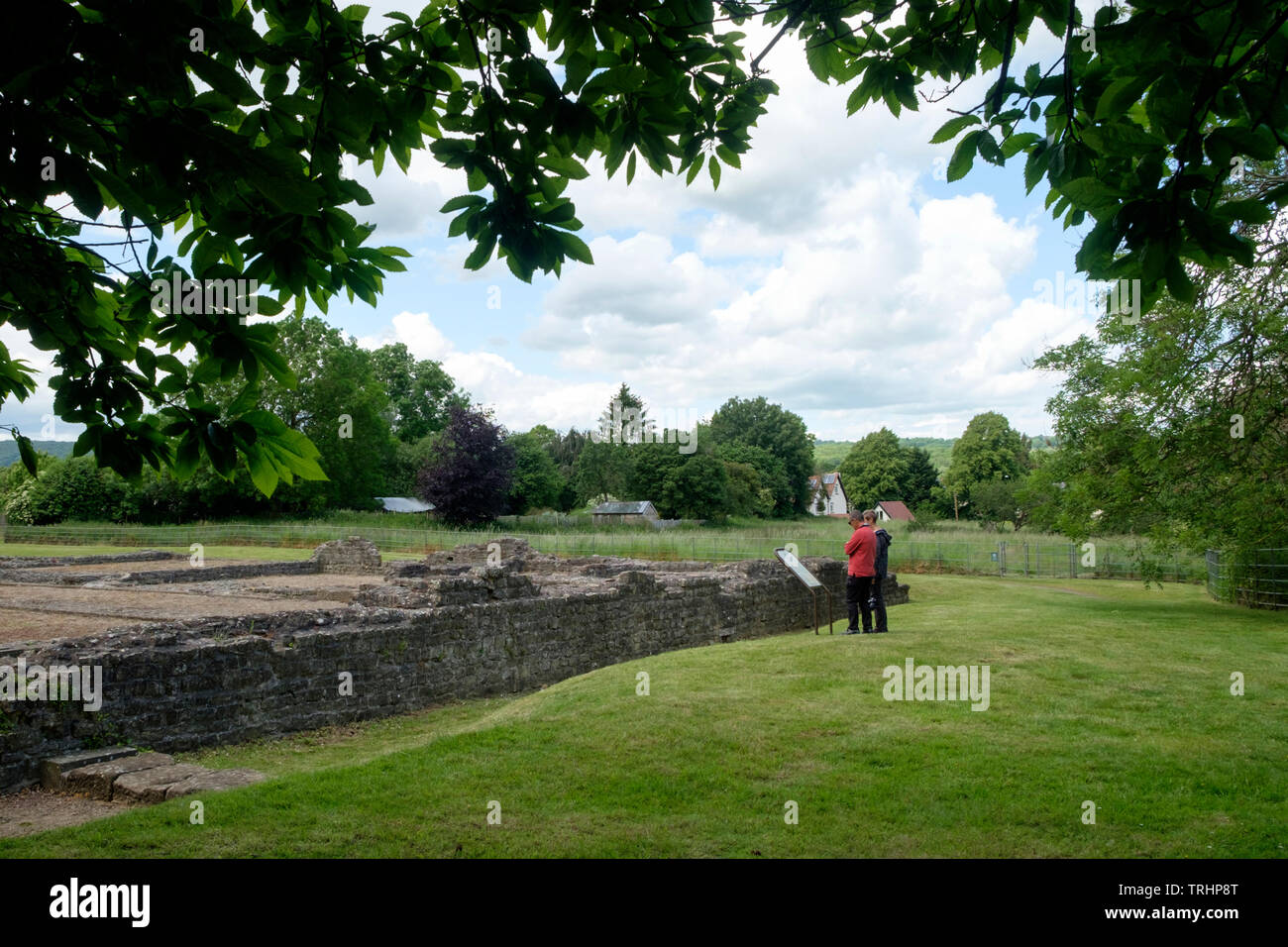 Caerwent ist ein Dorf in Monmouthshire Wales UK mit umfangreichen Römischen bleibt: der Tempel und der Basilika Stockfoto
