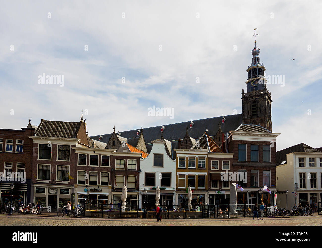 Gouda, Holland, Niederlande, 23. April 2019. Der Marktplatz in Gouda Altstadt, eine Straße der holländischen Stil Fassaden von Häusern mit Blick auf den Glockenturm Stockfoto
