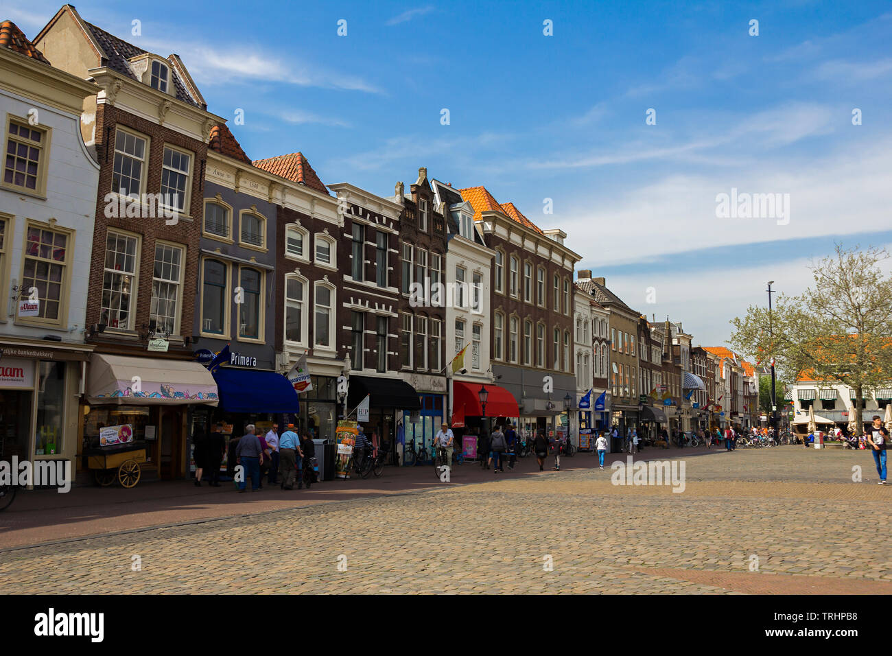 Gouda, Holland, Niederlande, 23. April 2019. Der Marktplatz in Gouda Altstadt, eine Straße der holländischen Stil Fassaden der Häuser mit Geschäften und Cafés. Stockfoto