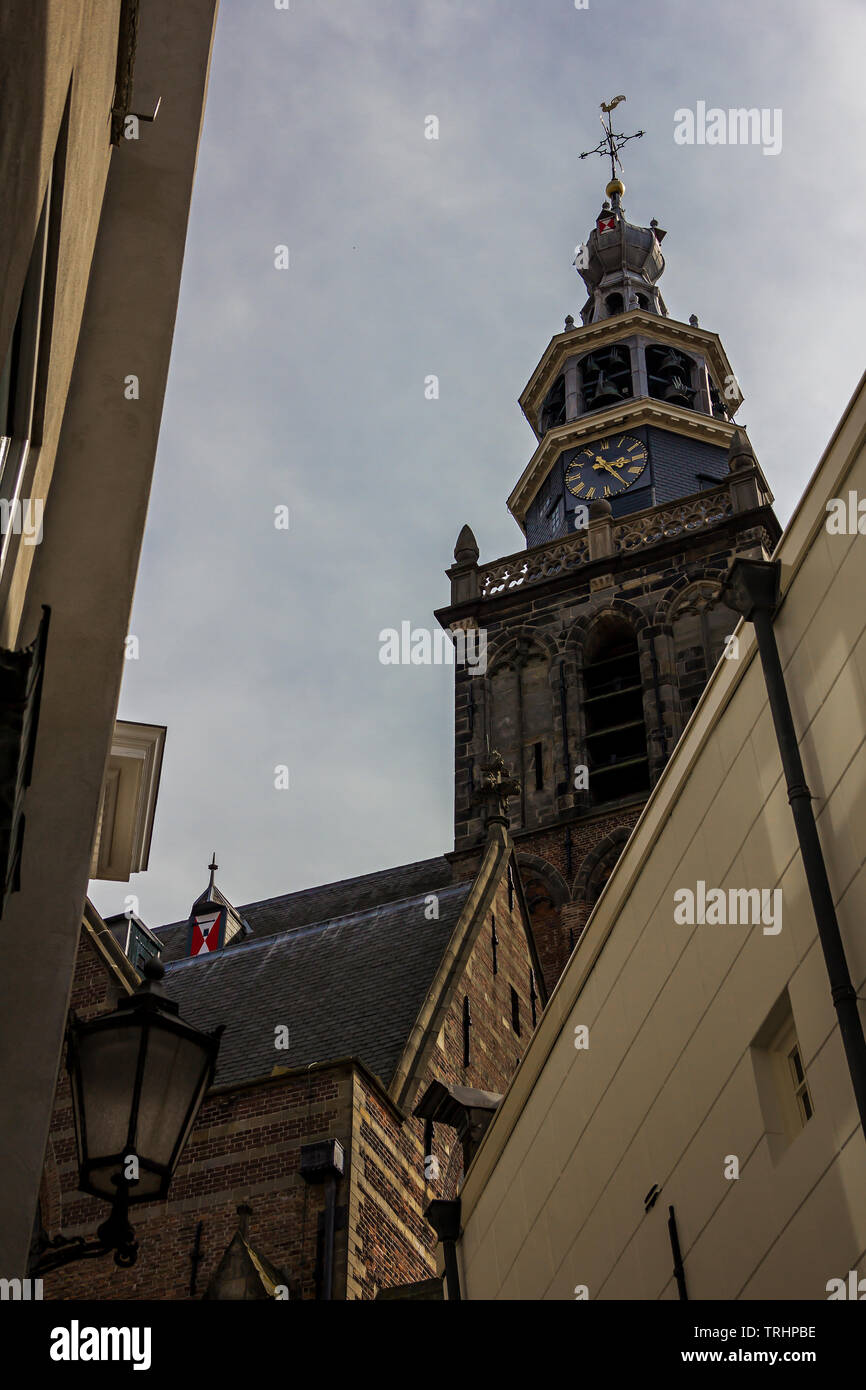 Gouda, Holland, Niederlande, 23. April 2019. Der Marktplatz in Gouda Altstadt, eine Straße der holländischen Stil Fassaden von Häusern mit Blick auf den Glockenturm Stockfoto