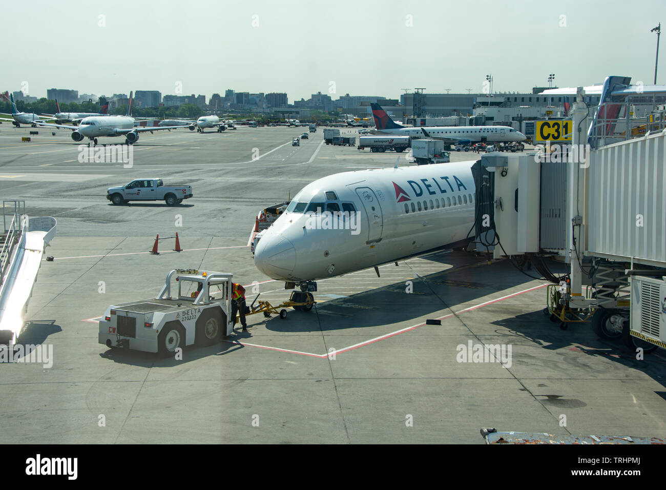 New York City, NY, USA - Juni 3, 2019: Delta Flugzeug am Gate an der New York LaGuardia Airport in Queens. Stockfoto