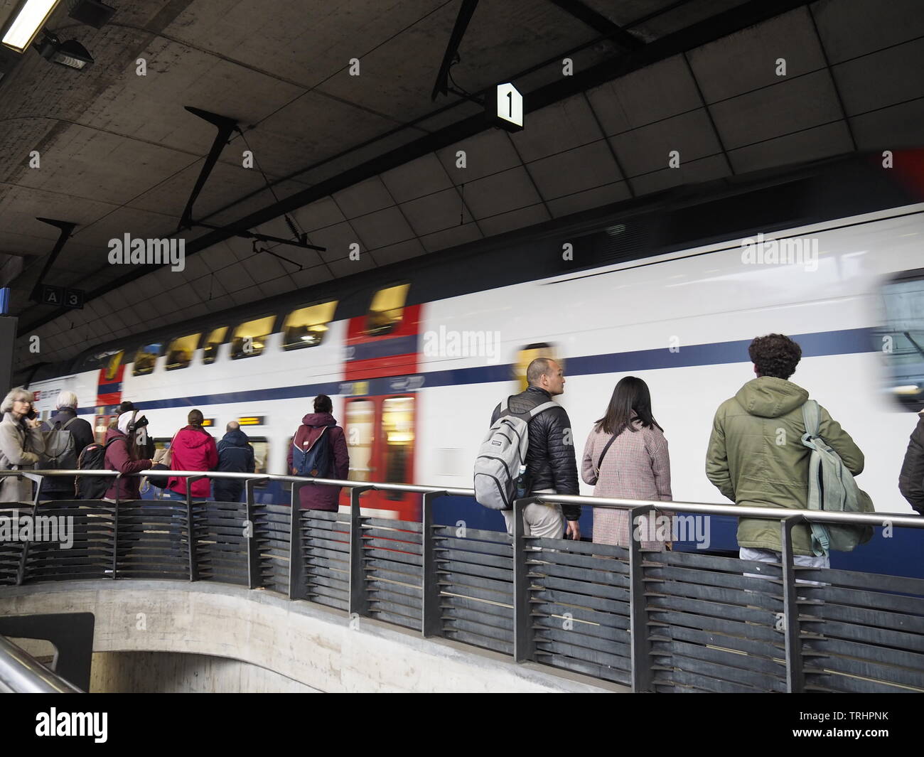 S-Bahn (SBB) am Bahnhof Zürich-Stadelhofen mit Pendlern Stockfoto