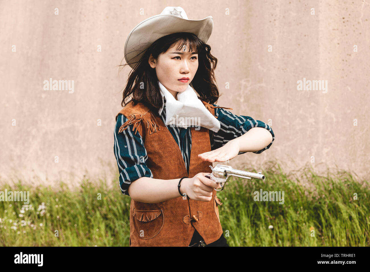 Cowgirl gun shooting -Fotos und -Bildmaterial in hoher Auflösung – Alamy