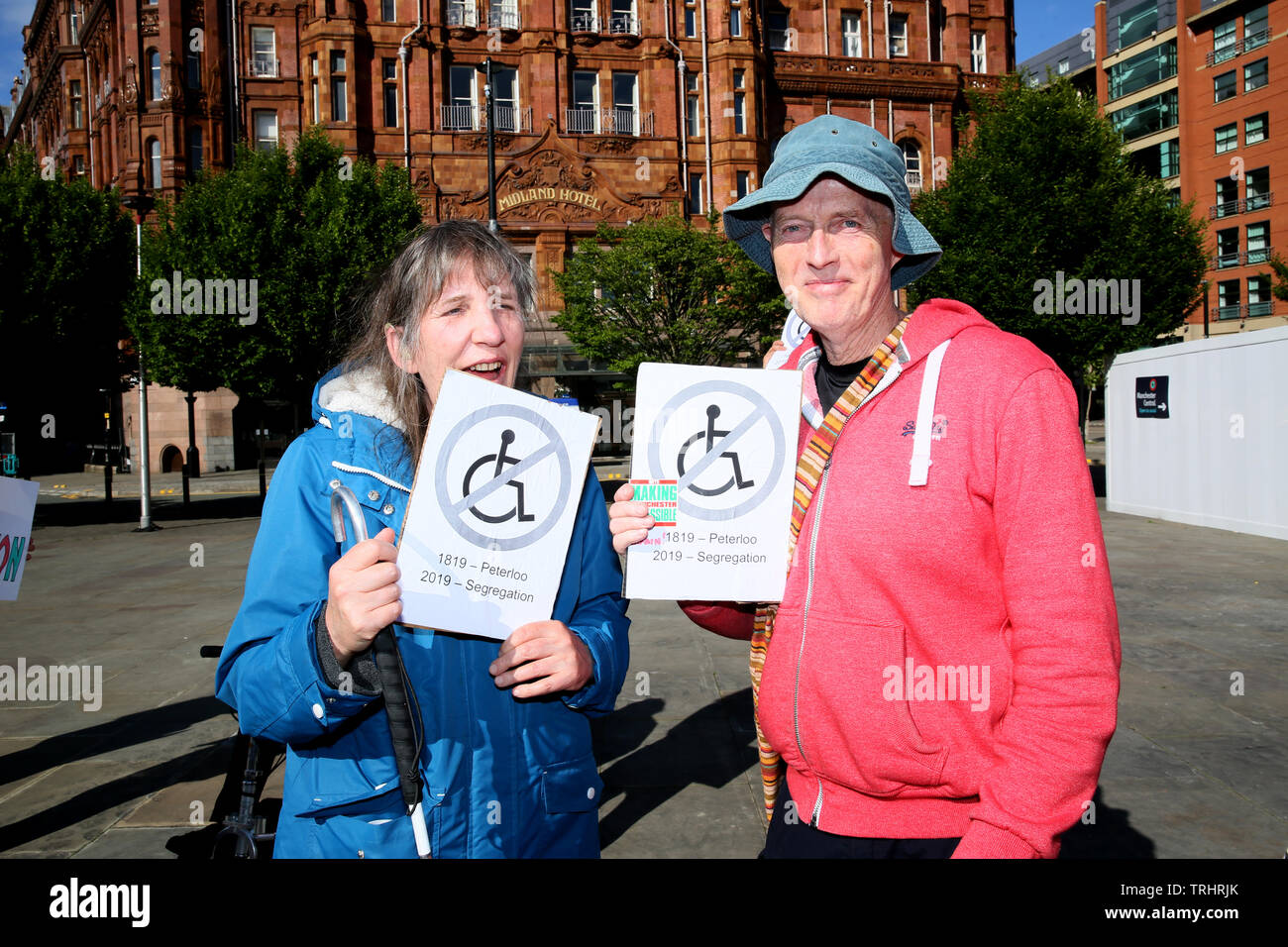 Manchester, UK, 6. Juni, 2019. Schauspielerin Ali Briggs, wer spielt Freda im Coronation Street, hat Mitkämpfer im Peterloo memorial Baustelle an der mangelnde Zugang für behinderte Menschen protestieren. Zentrale Convention Complex, Manchester. Quelle: Barbara Koch/Alamy leben Nachrichten Stockfoto