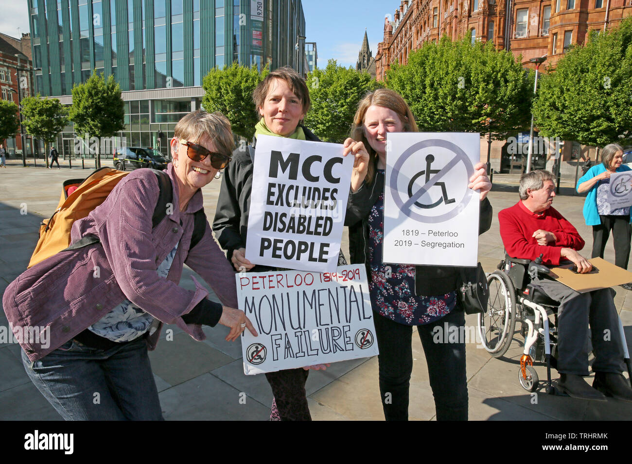 Manchester, UK, 6. Juni, 2019. Schauspielerin Ali Briggs, wer spielt Freda im Coronation Street, hat Mitkämpfer im Peterloo memorial Baustelle an der mangelnde Zugang für behinderte Menschen protestieren. Zentrale Convention Complex, Manchester. Quelle: Barbara Koch/Alamy leben Nachrichten Stockfoto