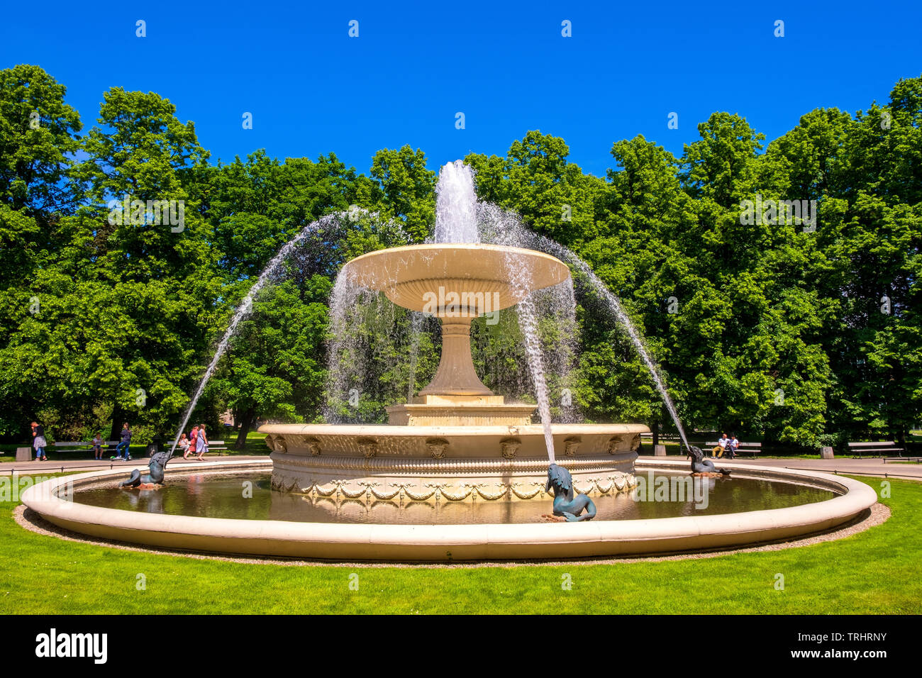 Warszawa, Masowien/Polen - 2019/06/01: historische Brunnen in der Sächsischen Garten oder Park - Ogrod Saski - älteste öffentliche Park in Warschau Stockfoto