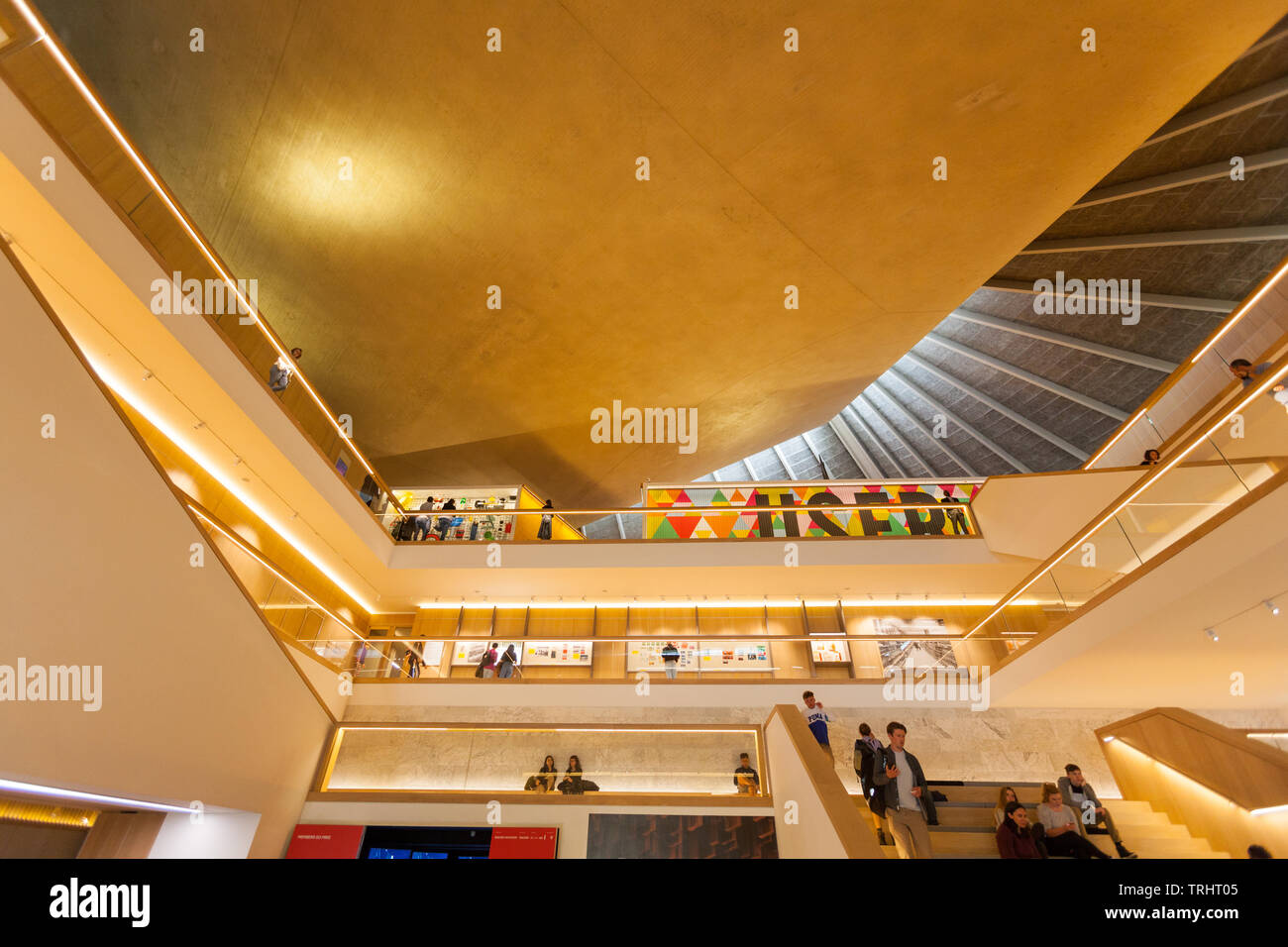 Innenansicht des Design Museum im ehemaligen Commonwealth Institut in Holland Park, Kensington, London, England, Vereinigtes Königreich. Stockfoto