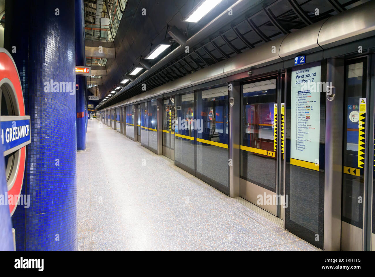 London, Großbritannien - 1. Mai 2018: Jubilee Line Plattform an modernen North Greenwich entfernt. Die Jubilee Line ist die neueste Linie auf dem Netzwerk. Stockfoto