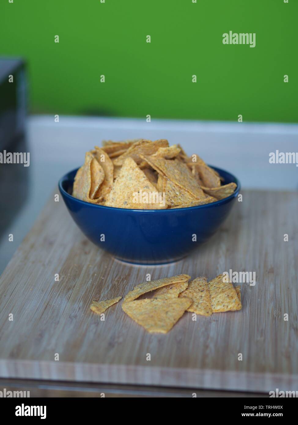 Tortilla Chips in eine blaue Schale Tex Mex Stockfoto