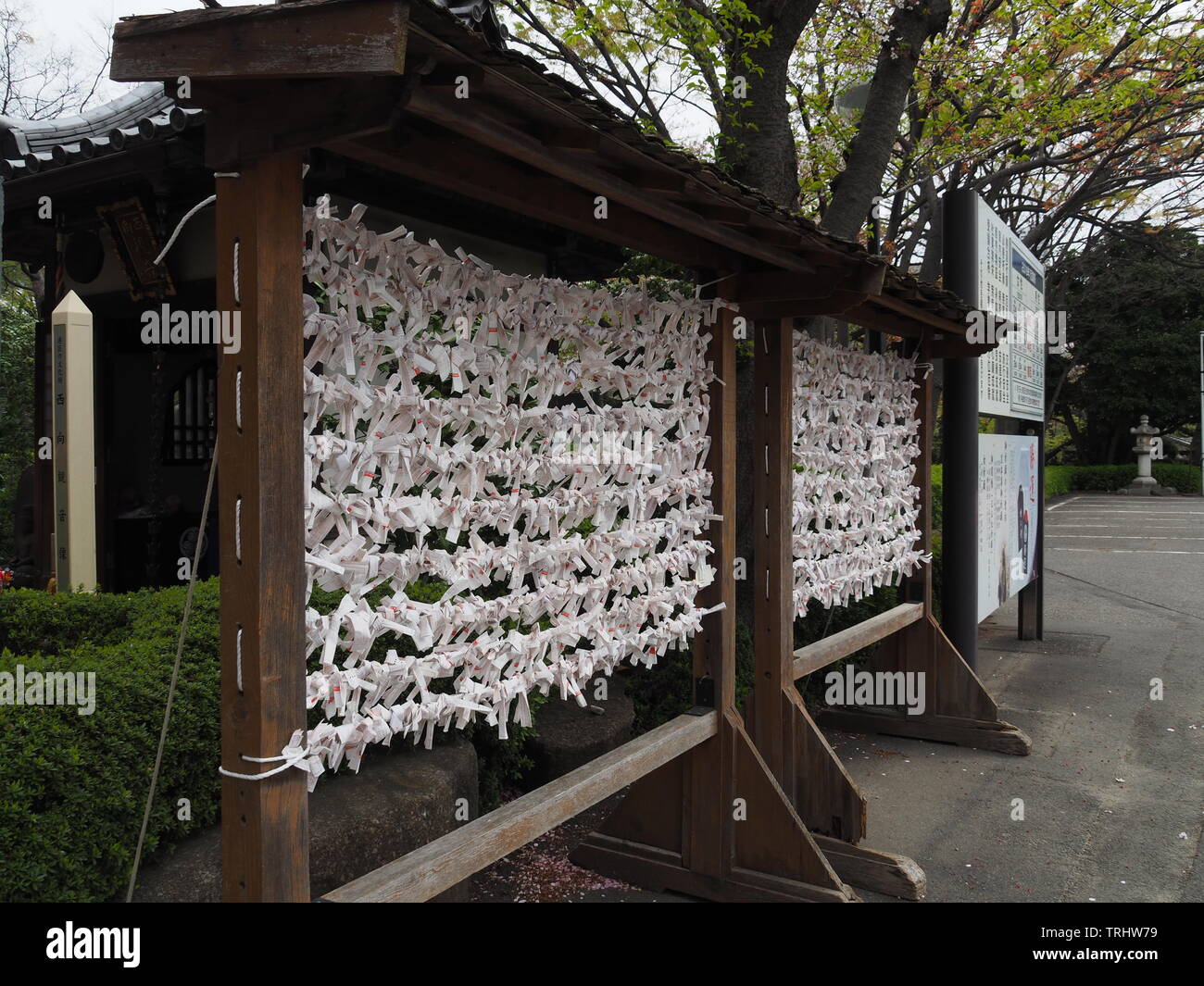 Omikuji japanische Wahrsagen Papier an Zojoji Tempel nächsten Turm nach Tokio Stockfoto