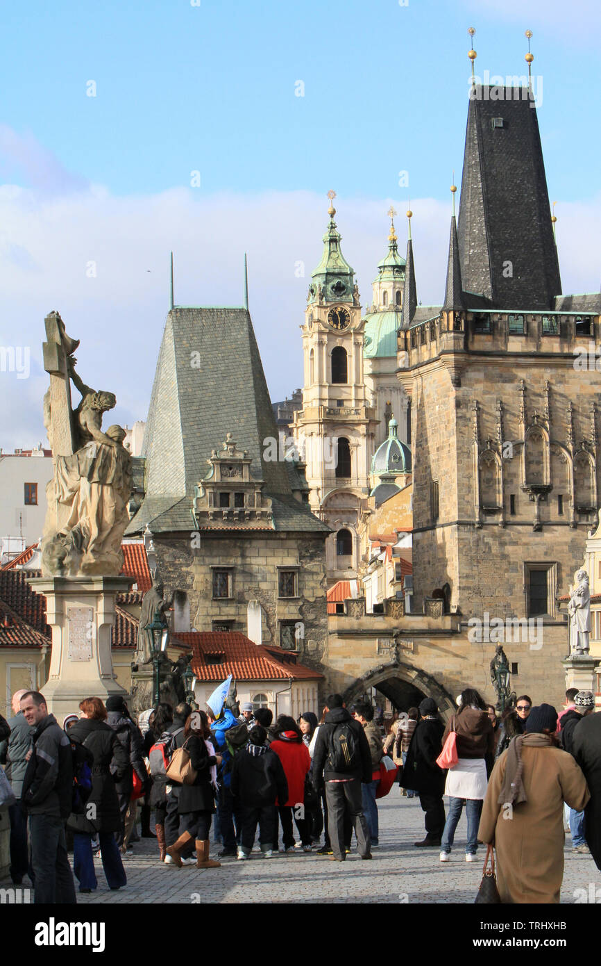 Touristes sur le Pont Charles. Prag. Der Tschechischen Republik. Stockfoto