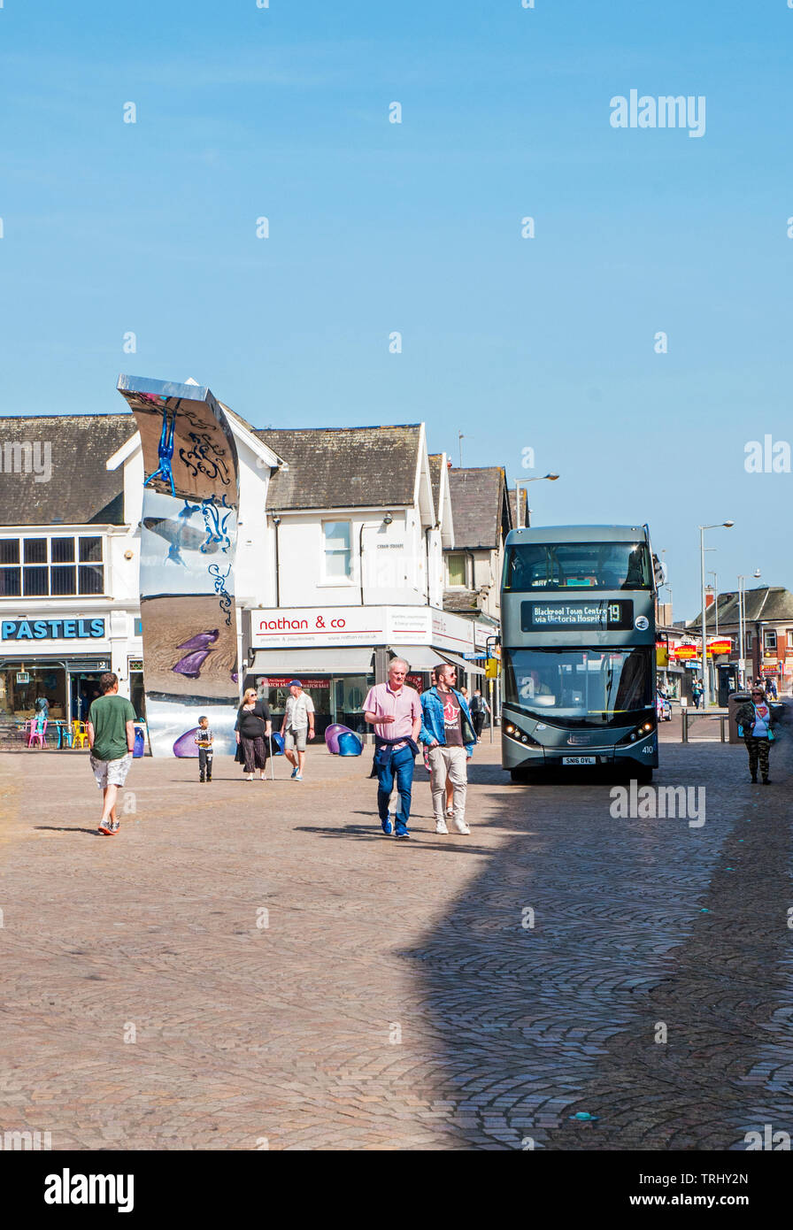 Blackpool Bus durch Fußgängerzone Bereich umgeleitet nach Straßensperrungen im Stadtzentrum durch Festlegung neuer tramtrack Stockfoto