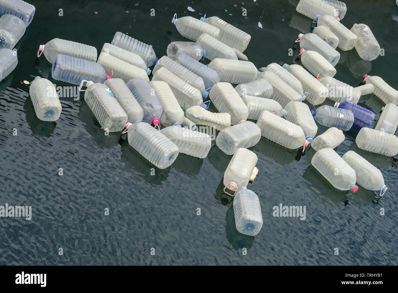 Leere große Kunststoffbehälter, Wasserkanister floating in einer Bucht im Atlantik, Abfall, Abfallbeseitigung im Ozean, Umweltverschmutzung und Plasti Stockfoto