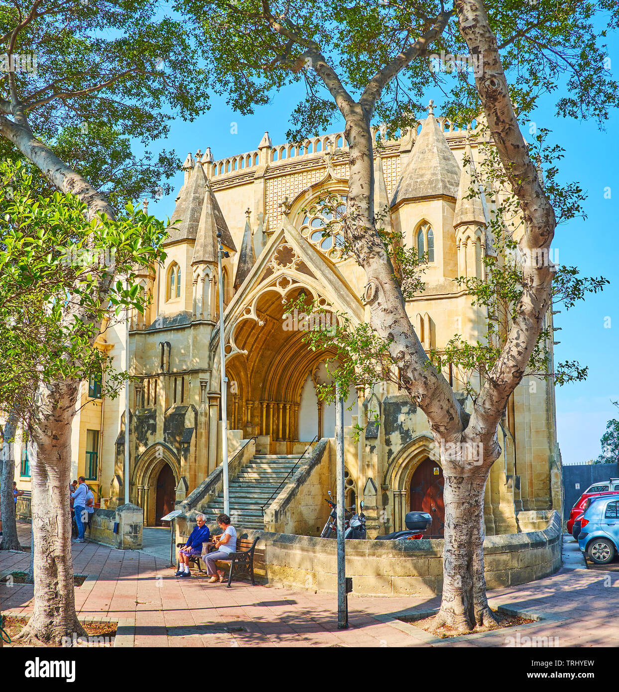 FLORIANA, MALTA - 19. JUNI 2018: Der reich verzierte neugotische Gebäude der ehemaligen methodistischen Kirche mit kleinen Türmen und geschnitzten Veranda, die am 19. Juni in Floriana. Stockfoto