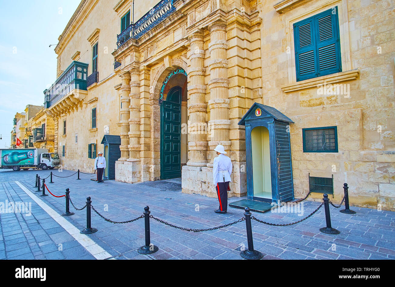 VALLETTA, MALTA - 17. JUNI 2018: Der Schutz der Ehre am zentralen Tor des Grand Master Palace in St. George Square, am 17. Juni in Valletta. Stockfoto
