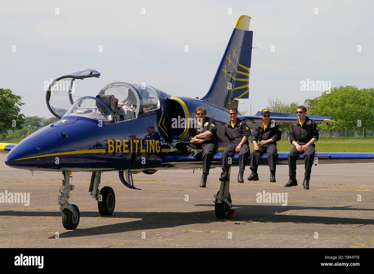 Breitling Jet Team Aero L 39 Albatros Jet Flugzeug mit Teampiloten auf dem Flugel. Aerovodochody Aero L 39 Albatros Jet. Airshow Crew Stockfotografie Alamy