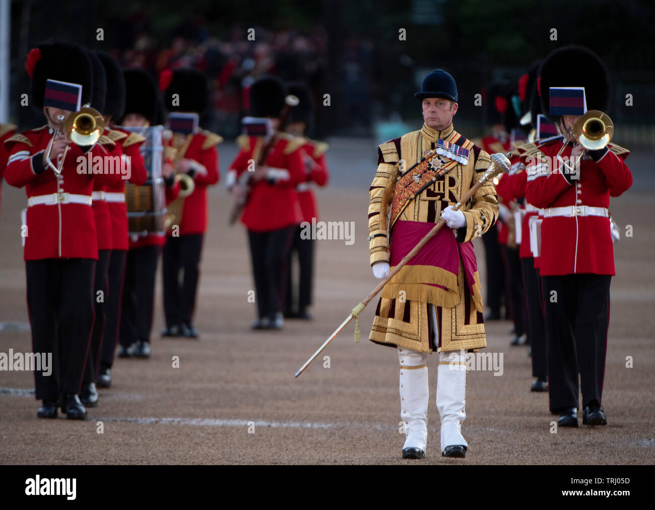 Horse Guards Parade, London, UK. 6. Juni 2019. Die jährlichen Abend militärische Musik spektakulär, Schlagen sich zurückzuziehen, statt mit SEINER KÖNIGLICHEN HOHEIT, die Herzogin von Cambridge, die die Königliche Familie. Eine breite Palette von Musik wird gespielt, darunter "Der längste Tag", ein mitreißender Zusammensetzung der 75. Jahrestag des D-Day Kennzeichnung. Credit: Malcolm Park/Alamy Leben Nachrichten. Stockfoto