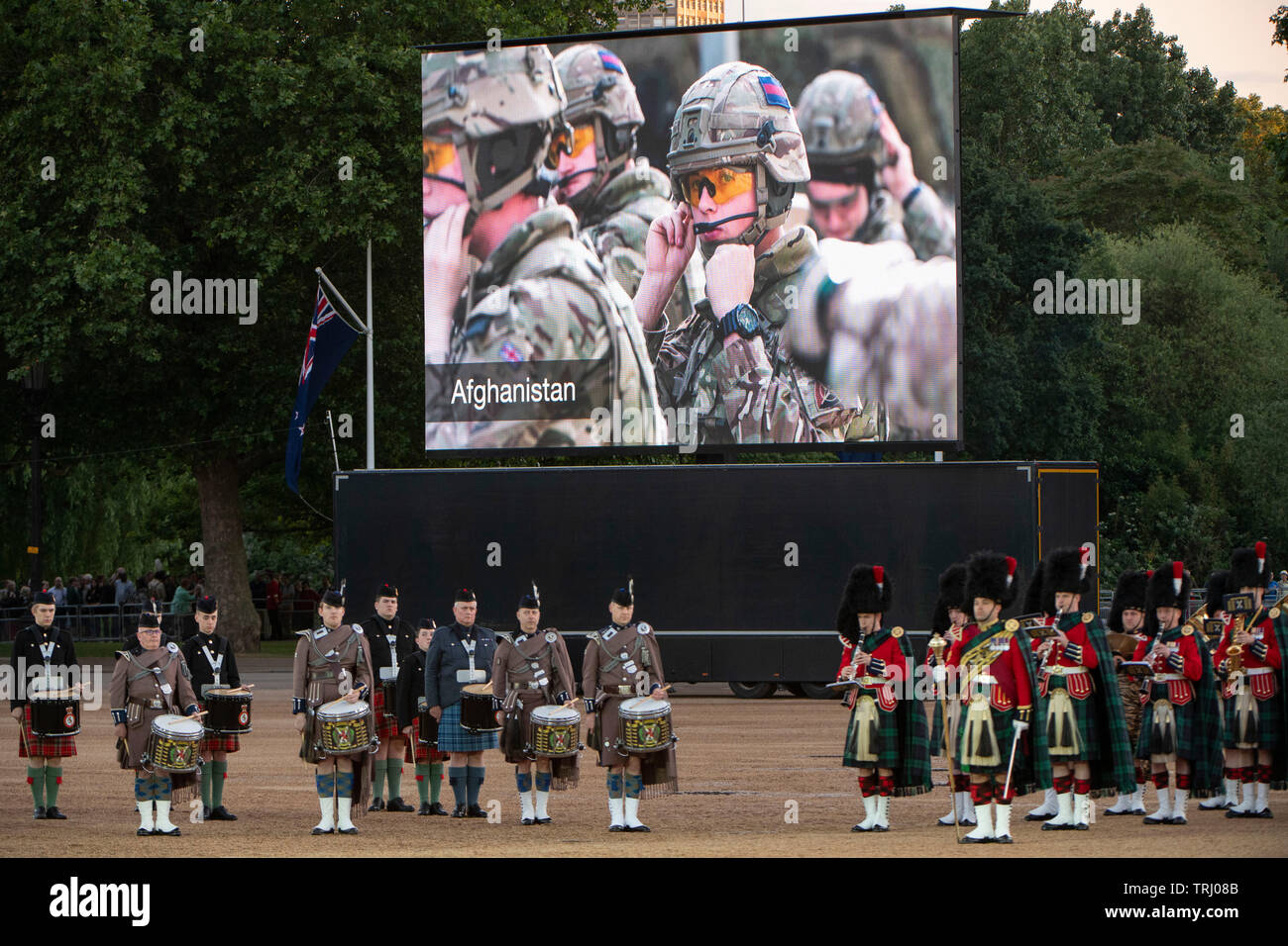 Horse Guards Parade, London, UK. 6. Juni 2019. Die jährlichen Abend militärische Musik spektakulär, Schlagen sich zurückzuziehen, statt mit SEINER KÖNIGLICHEN HOHEIT, die Herzogin von Cambridge, die die Königliche Familie. Eine breite Palette von Musik wird gespielt, darunter "Der längste Tag", ein mitreißender Zusammensetzung der 75. Jahrestag des D-Day Kennzeichnung. Credit: Malcolm Park/Alamy Leben Nachrichten. Stockfoto