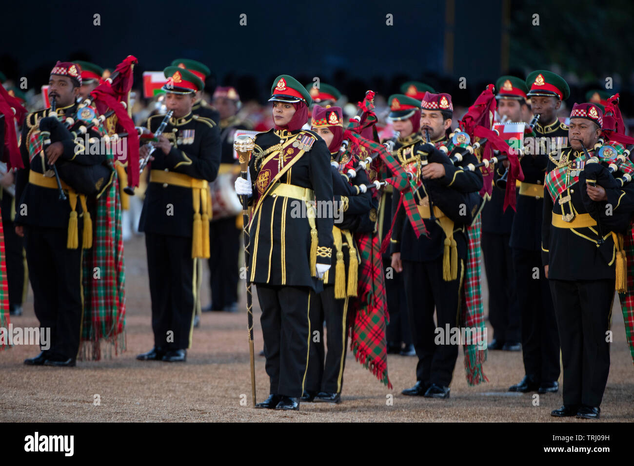 Horse Guards Parade, London, UK. 6. Juni 2019. Die jährlichen Abend militärische Musik spektakulär, Schlagen sich zurückzuziehen, statt mit SEINER KÖNIGLICHEN HOHEIT, die Herzogin von Cambridge, die die Königliche Familie. Bild: Die Band, Rohre und Trommeln der Königlichen Garde von Oman. Credit: Malcolm Park/Alamy Leben Nachrichten. Stockfoto