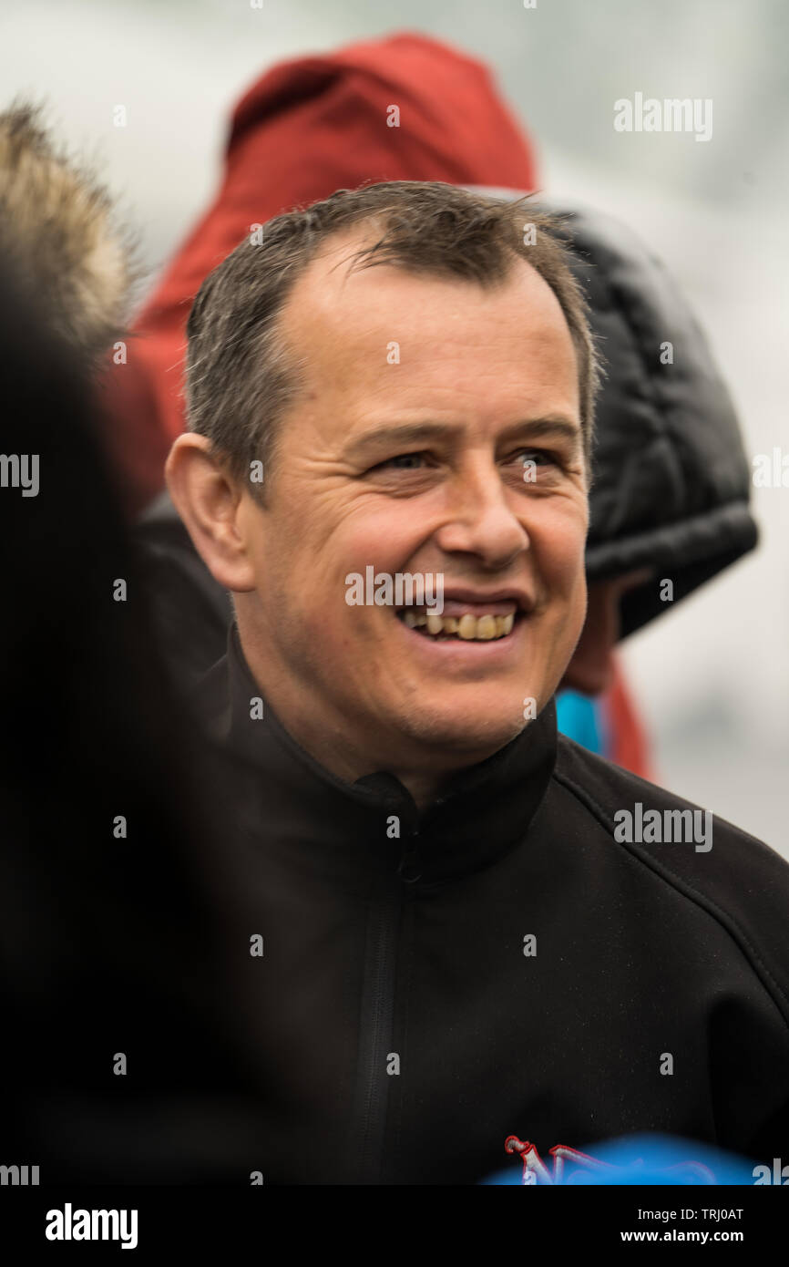 John McGuinness lächelnd, glücklich, TT Motorrad Racer, informellen Portrait im Fahrerlager der Isle of Man TT, 2019 Stockfoto