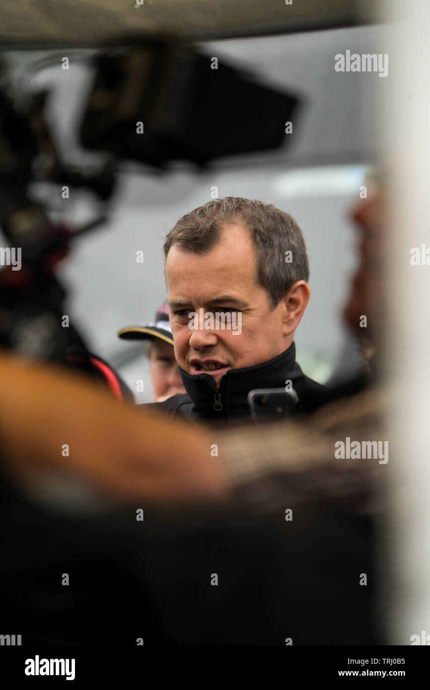 John McGuinness, TT Motorrad Racer, informellen Portrait im Fahrerlager der Isle of Man TT, 2019 Stockfoto