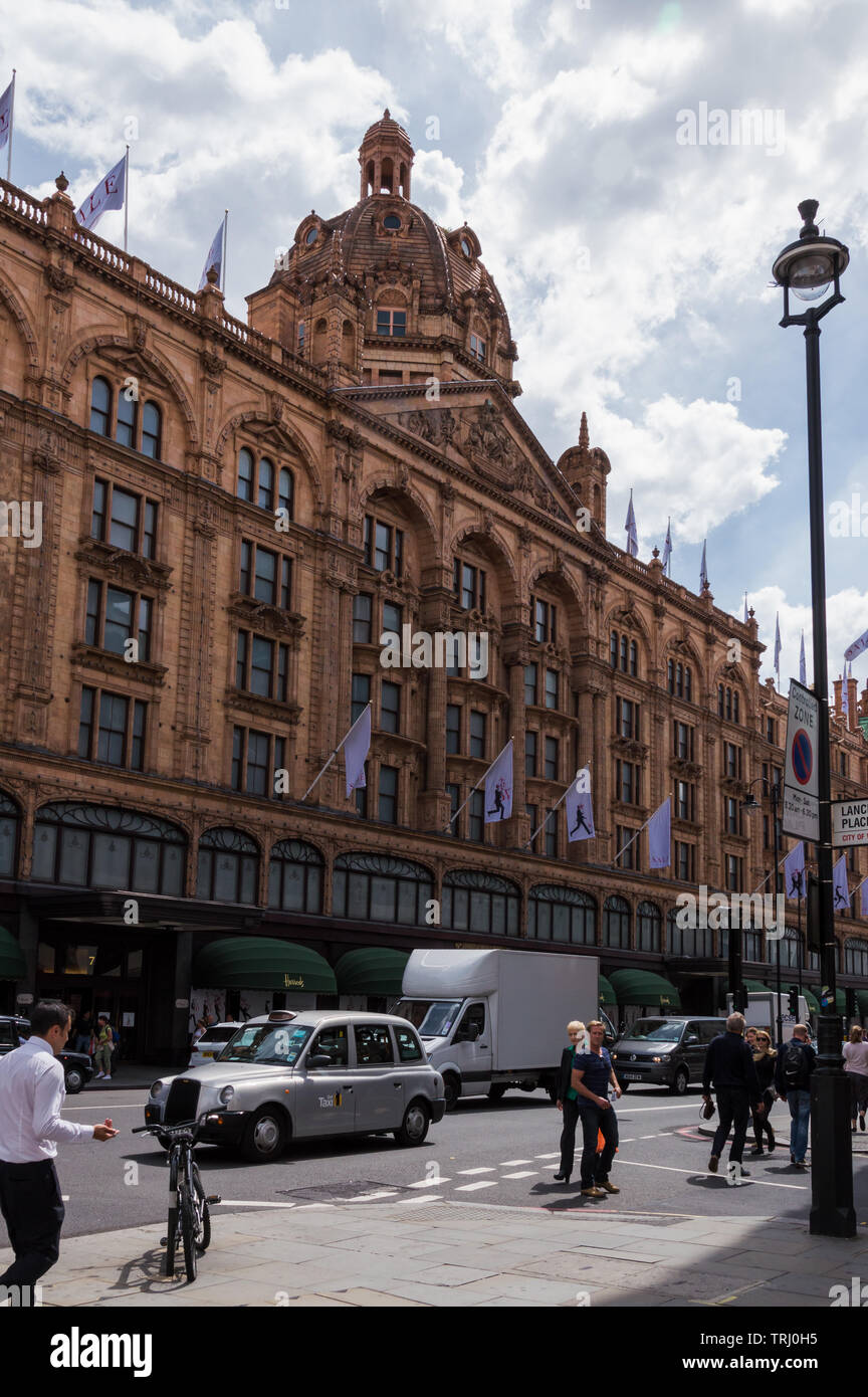 London - 8. Juli 2014: vertikale Ansicht von Kaufhaus Harrods in London. Stockfoto