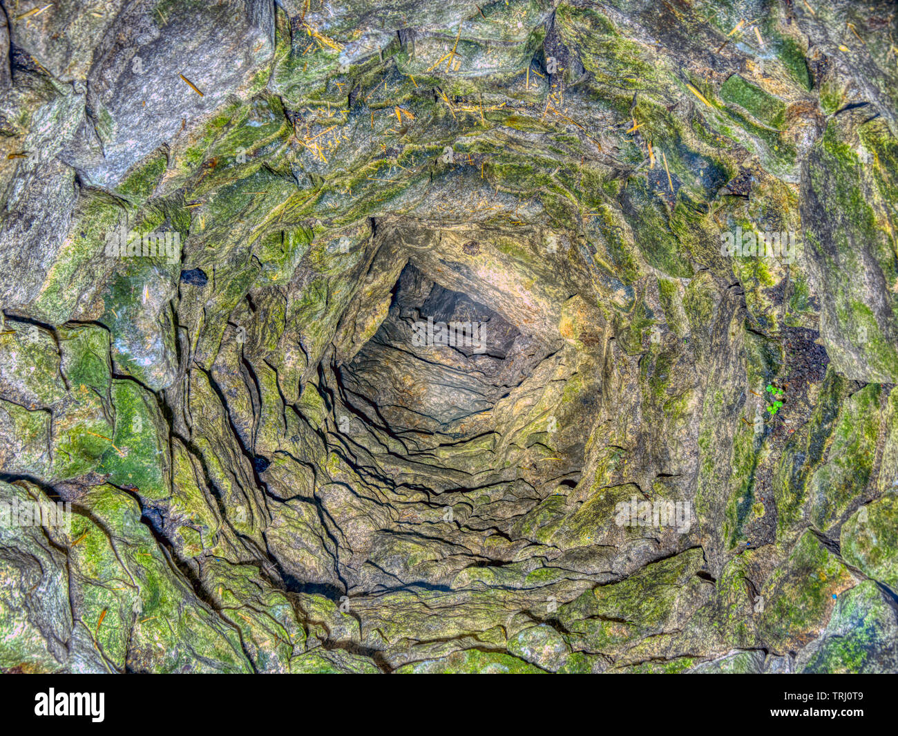 Terry Houghton (67) aus Middleton-für-wirksworth in der Derbyshire Dales kaufte den landwirtschaftlichen Bereich an der Rückseite seines Hauses im vergangenen Jahr an der Auktion. Das Feld enthält eine alte Mine Welle 14 Meter tief Stichen Mine, die ursprünglich besessen war und von Wood & Sohn, Lea führen Werke, Matlock aufgerufen. Terry entschieden, die oben im Schacht sicher, indem es Umhausung mit Beton zu machen. Er setzte auch ein dickes Sicherheitsglas Oberseite auf Sie auf und ein LED-Licht gehen können, der nach unten zeigt, damit die Besucher einen Blick in das Loch nehmen könnte. Er tat es nicht auf, als er entschied, eine freistehende Blechdach über es zu bauen Stockfoto