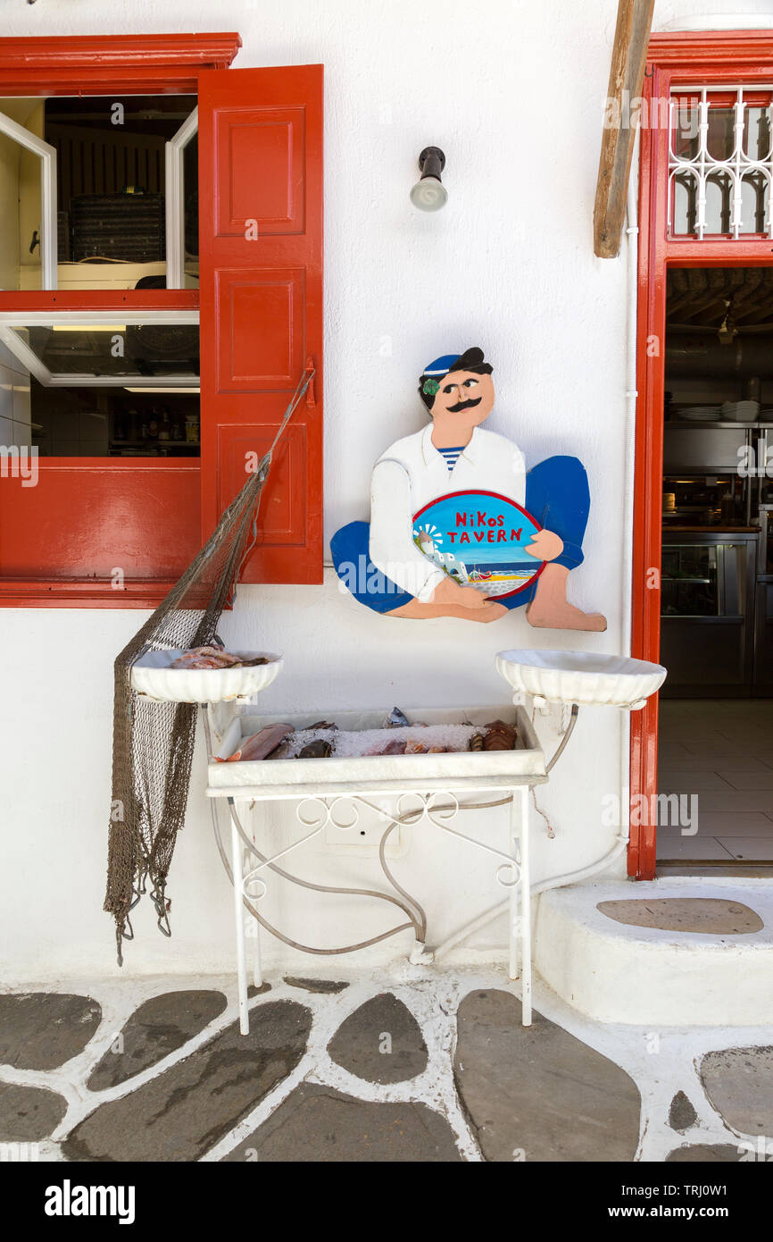 Nikos Taverne, frischer Fisch Anzeige mit Restaurant unterzeichnen oben am Eingang. Auf der Kykladeninsel Mykonos in Griechenland. Stockfoto
