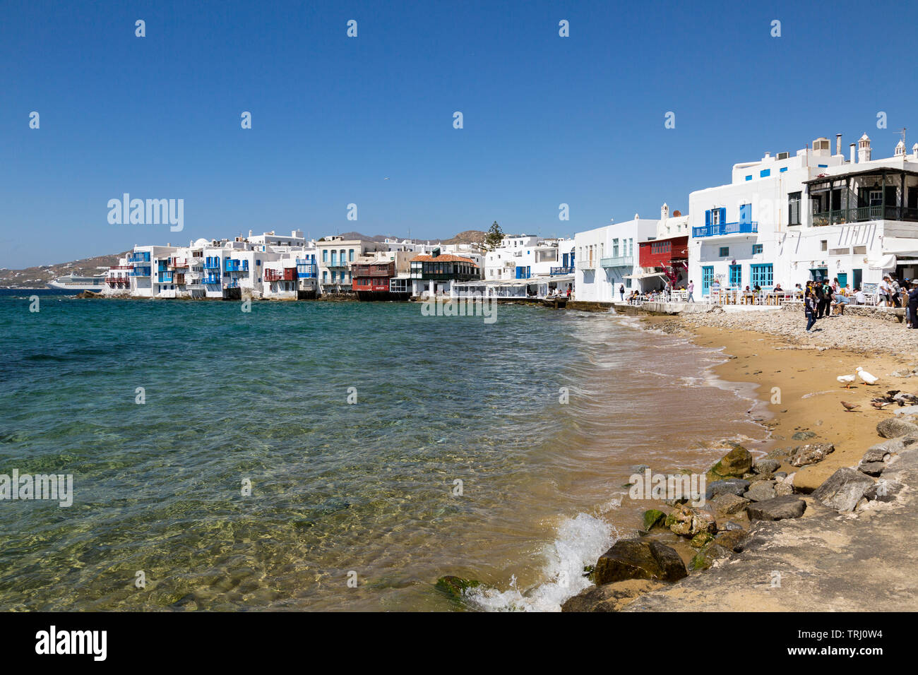 Das kleine Venedig von Mykonos, mit weiß gekalkten Häuser und bunten Balkonen auf die Bucht an der Ägäis. Stockfoto