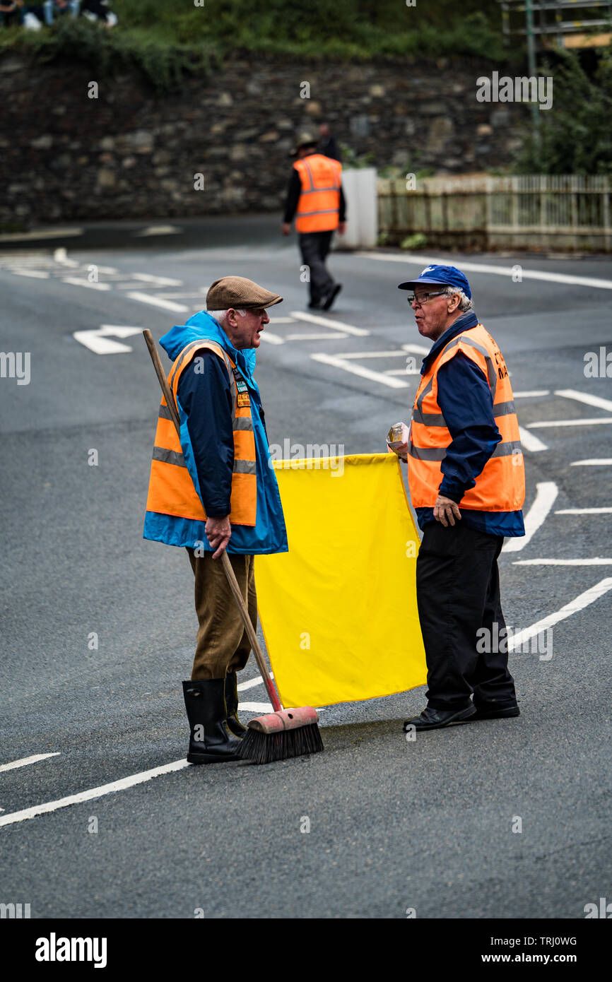 Marshals Inspektion der Kurs unter gelber Flagge, Isle of Man TT, braddan Brücke, Insel Man, Großbritannien Stockfoto