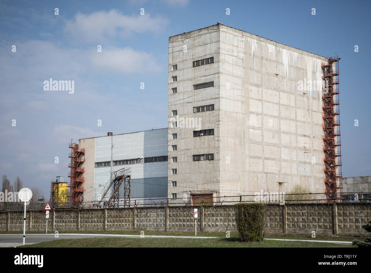Tschernobyl, Ukraine. 10. April 2019. Die neue Schutzkonstruktion umfasst die Überreste der Reaktor Nummer 4 im Kernkraftwerk Tschernobyl, in der Katastrophe von Tschernobyl im Jahr 1986 zerstört. Die Anlage befindet sich jetzt in der Sperrzone von Tschernobyl in der Ukraine. Stockfoto