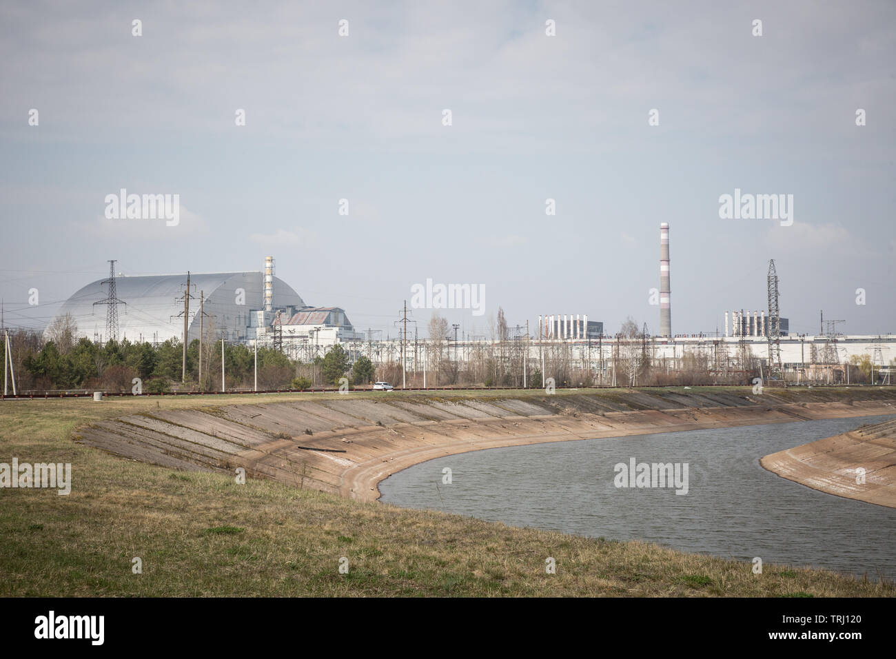 Tschernobyl, Ukraine. 10. April 2019. Die neue Schutzkonstruktion umfasst die Überreste der Reaktor Nummer 4 im Kernkraftwerk Tschernobyl, in der Katastrophe von Tschernobyl im Jahr 1986 zerstört. Die Anlage befindet sich jetzt in der Sperrzone von Tschernobyl in der Ukraine. Stockfoto