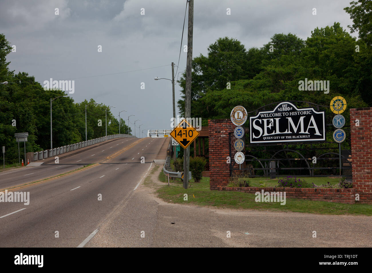 Zeichen für Selma, AL vor dem Edmund Pettus Bridge Stockfoto