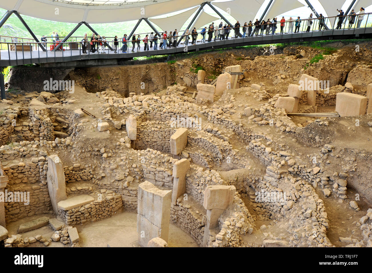 Besucher mit Blick auf die Ausgrabungen der antiken Stein ceremonial site an Gobekli Tepe in Sanliurfa, Türkei Stockfoto