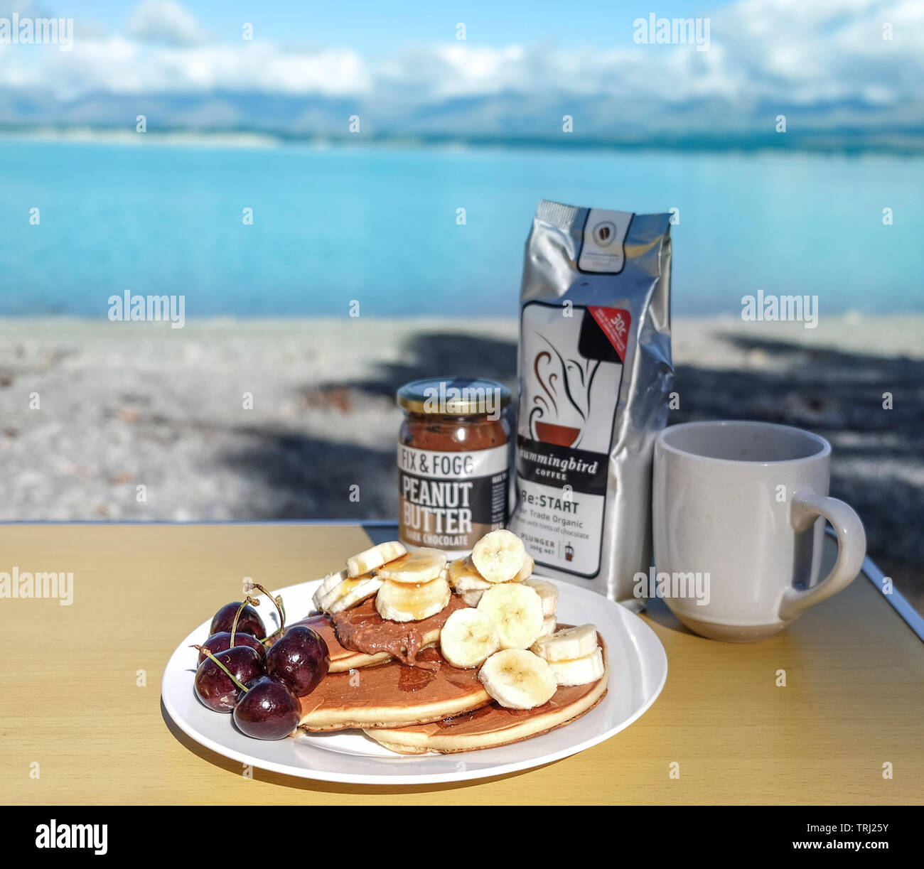 Ein camping Frühstück von Banana Pancakes und Kaffee im Lake Pukaki, Neuseeland Stockfoto